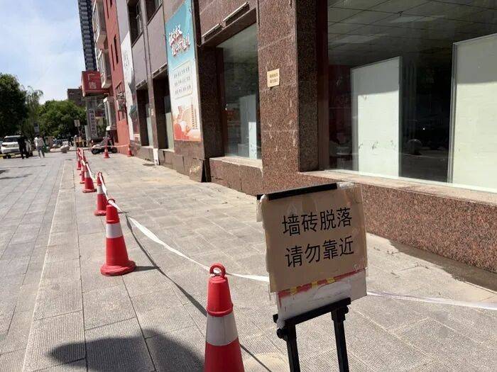 太原一社区办公楼临街外墙瓷砖脱落一年无人修，市民指其存安全隐患，回应：因社区无钱维修致此事搁置至今
