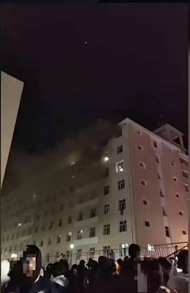 黑龙江一高校宿舍起火致学生中毒，校方三次停付治疗费