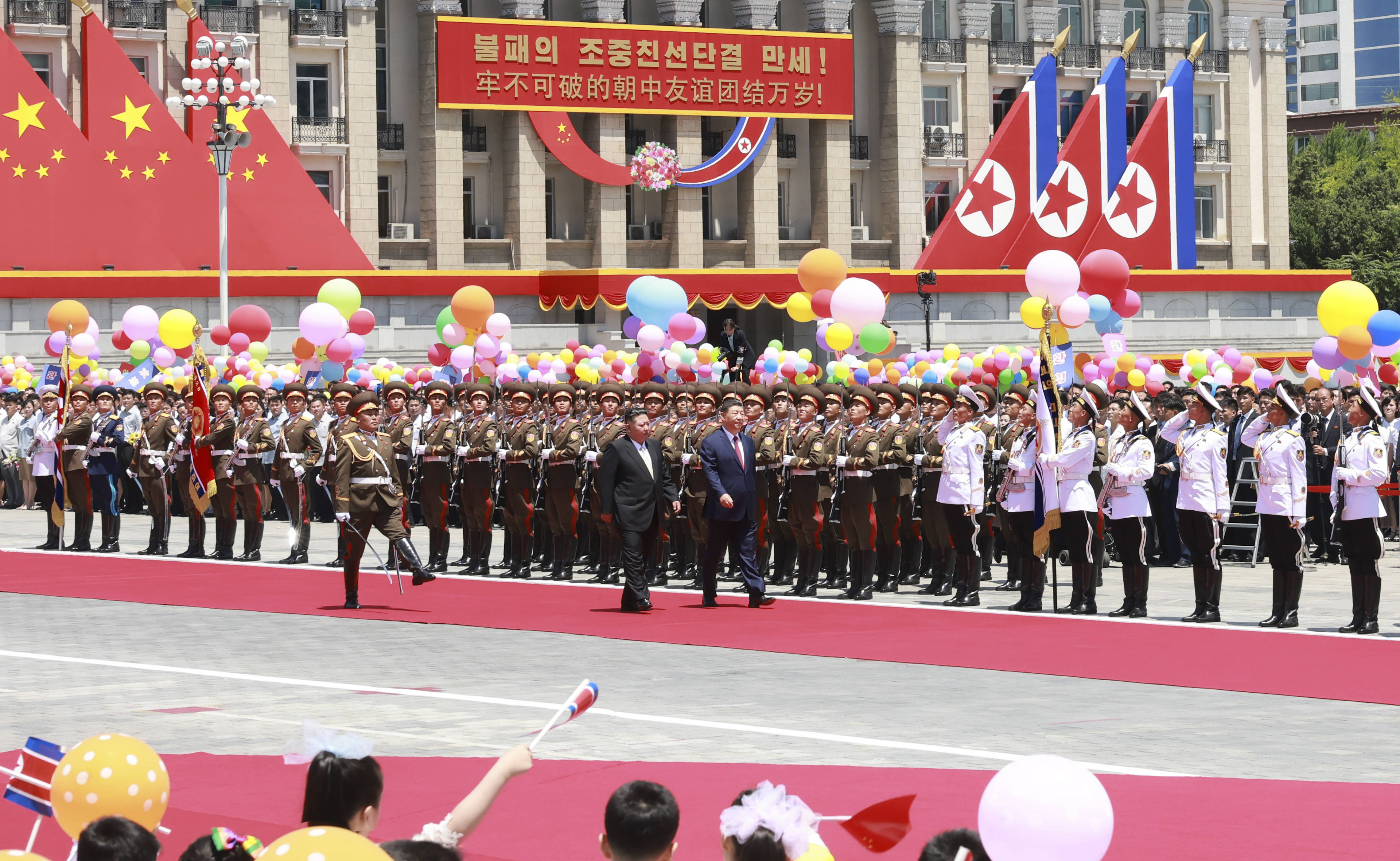 习近平出席金正恩举行的欢迎仪式
