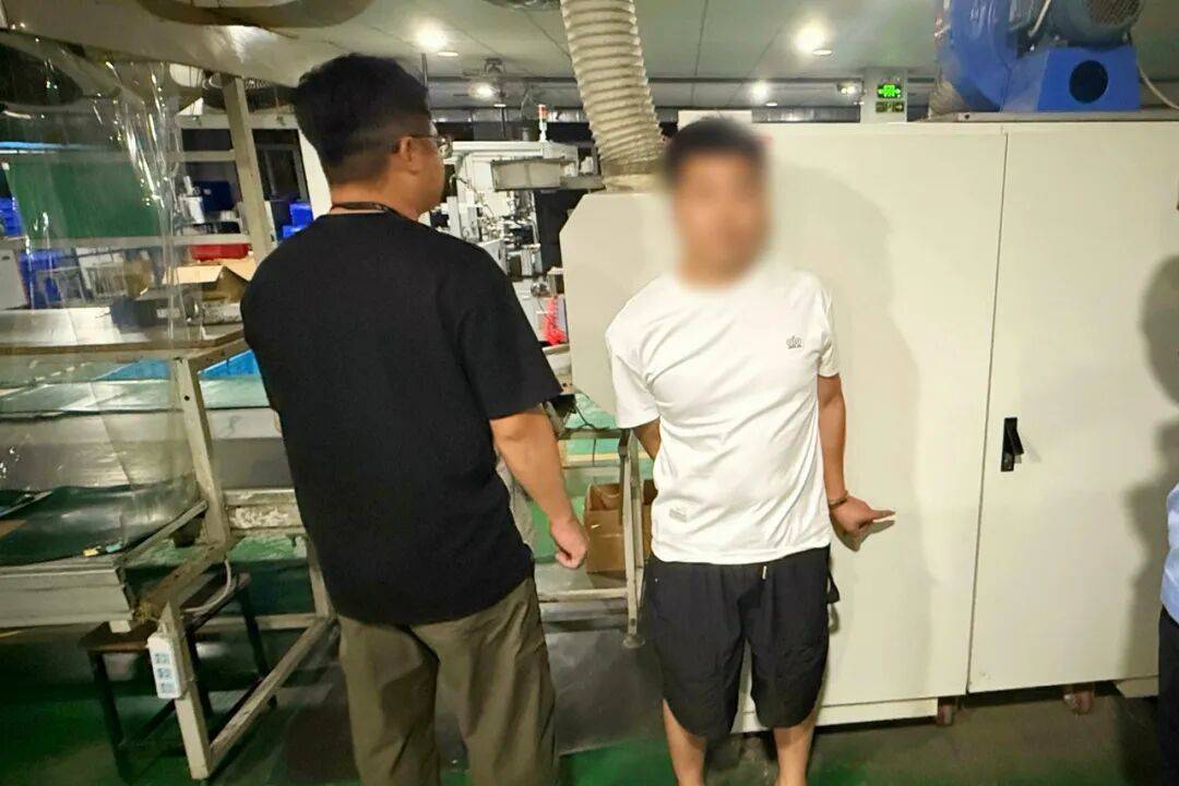 宁波男子离职后白天跑网约车,一到深夜换开妻子的车,连续一周“返岗”原企业车间,累计盗走锡块13.1公斤