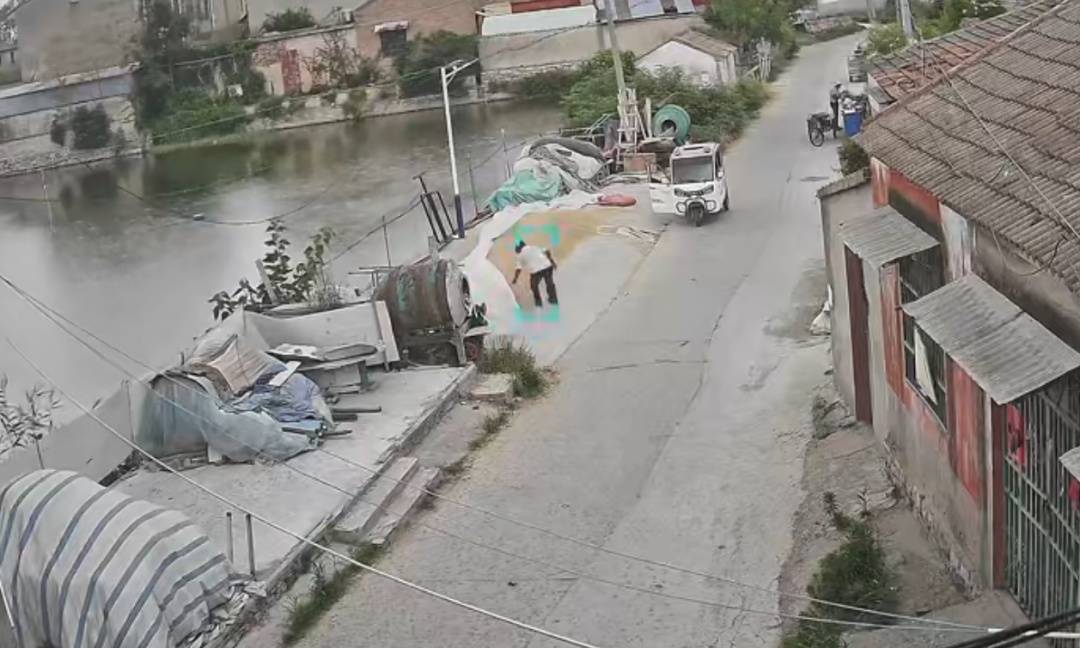 江苏徐州突降大雨，过路陌生大爷及时出手，给路面晒的小麦盖上雨布