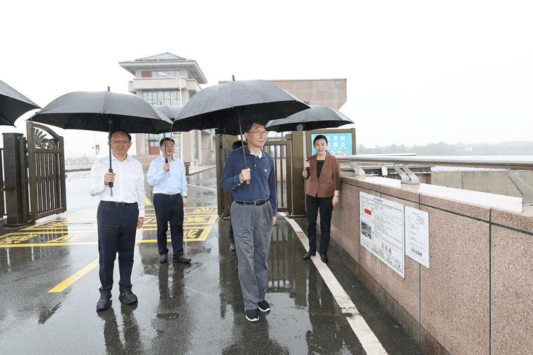 端午节当天，河南省委书记冒雨赴信阳出山店水库察看运行情况